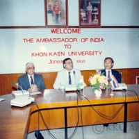 งาน Welcome the Ambassador of India to Khon Kaen University โดยมี รศ.ดร.ณรงค์ กุหลาบ รองอธิการบดีฝ่ายบริหาร, รศ.ดร.ยุพิน<br /><br />
เตชะมณี รองอธิการบดีฝ่ายวิชาการ ร่วมด้วย