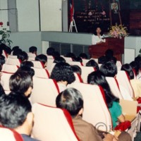 มหาวิทยาลัยขอนแก่น ร่วมกับ สมาคมข้าราชการพลเรือนแห่งประเทศไทย จัดอบรม ยุทธศาสตร์ในการทำงานให้มีประสิทธิภาพ รุ่นที่ 8 18 สิงหาคม – 2 กันยายน 2533 โดยมี นายศักดา อ้อพงษ์ ผู้ว่าราชการจังหวัดขอนแก่นเป็นประธานการอบรม